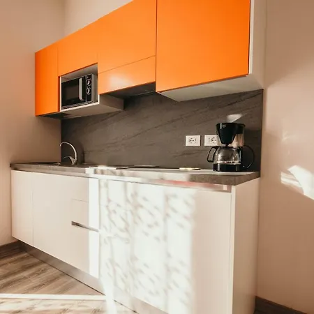 Al 13 Rosso - Lakeside Leisure & Business *