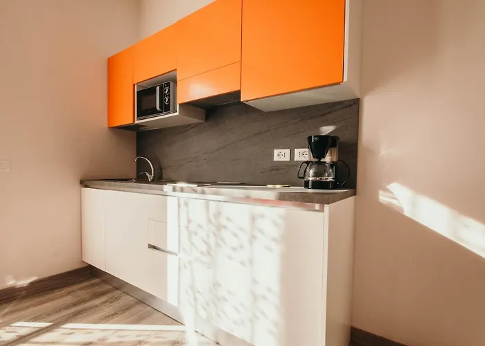 Al 13 Rosso - Lakeside Leisure & Business *